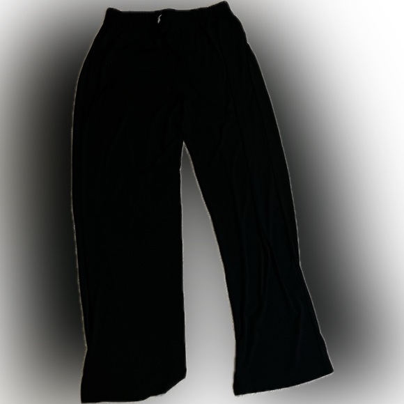 Shirt with fringes with black pants. - Picture 5 of 8